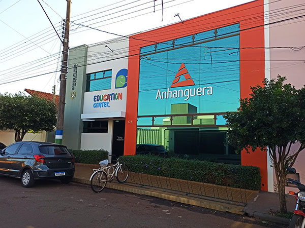 A Anhanguera Cândido Mota fica na rua Augusto Gozzi, 526