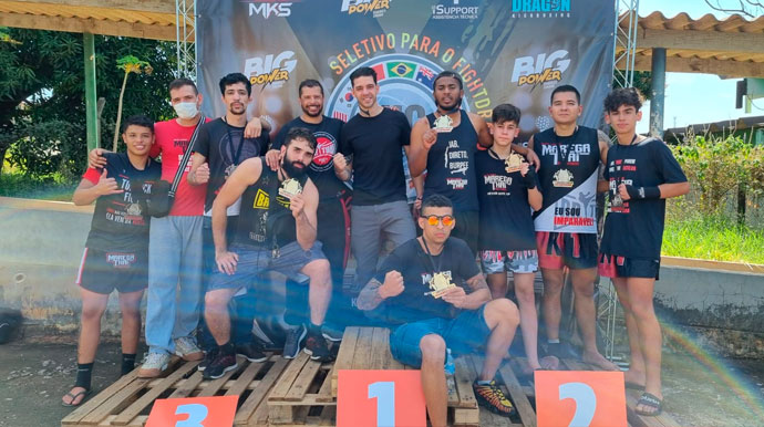 Divulgação - Equipe de atletas que disputaram o Campeonato Paulista de Kickboxing em Bauru - Foto: Divulgação