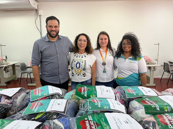 Lude, gerente da empresa Cartão de Todos e sua equipe ao lado de Luciana Barreto, presidente do Fundo de Solidariedade