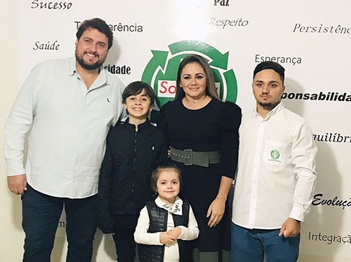 Divulgação - Diretores e proprietários Anderson Rodrigues e Emilene Rodrigues em família - Foto: Divulgação Divulgação - Diretores e proprietários Anderson Rodrigues e Emilene Rodrigues em família - Foto: Divulgação