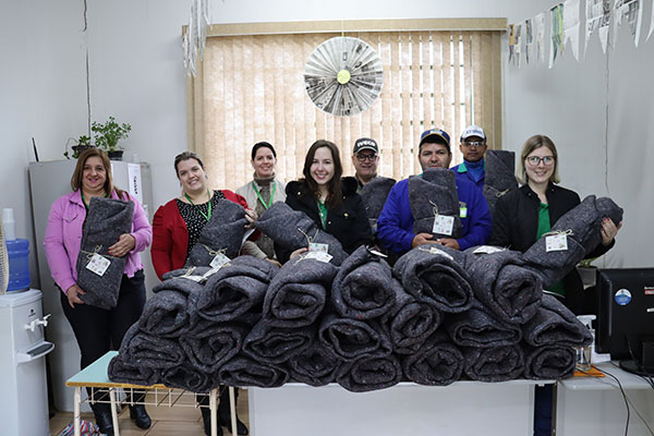 Divulgação - Cobertores foram feitos de materiais reciclados - Foto: Divulgação