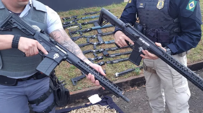 Divulgação - Polícia Rodoviária apreendeu 20 fuzis e 1.200 munições em rodovia de Ourinhos Divulgação - Polícia Rodoviária apreendeu 20 fuzis e 1.200 munições em rodovia de Ourinhos