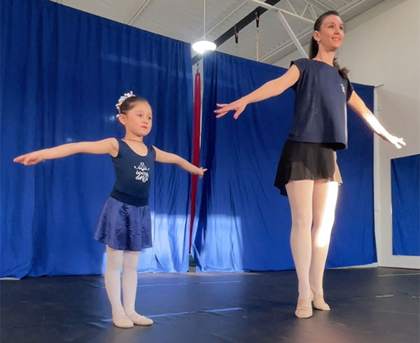 Divulgação - Aula de Ballet Clássico Infantil acompanhada pela professora