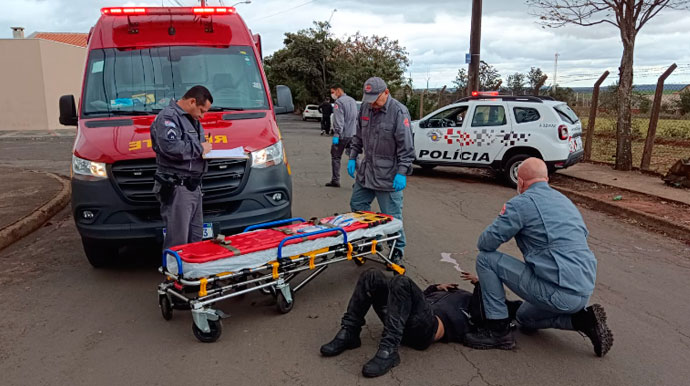Divulgação - Homem precisou ser atendido pela equipe de resgate dos bombeiros de Assis - Foto: Ivan Mello Divulgação - Homem precisou ser atendido pela equipe de resgate dos bombeiros de Assis - Foto: Ivan Mello