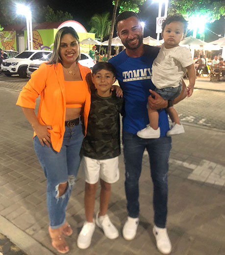 Divulgação - Camilo com sua esposa e seus dois filhos antes do diagnostico - Foto: Divulgação