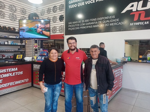 Ganhadora do sorteio da AutoTudo, Sandra Borges com seu marido. Prêmio: vale de R$200,00