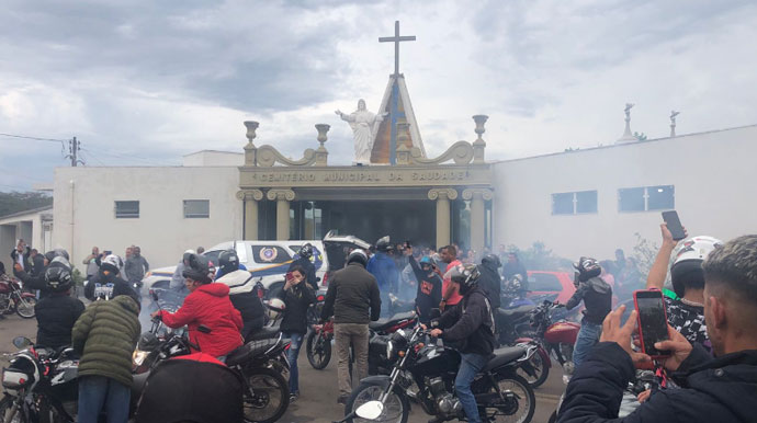 Divulgação - Amigos e familiares do jovem, prestaram as últimas homenagens no Cemitério Municipal de Assis - Foto: AssisCity Divulgação - Amigos e familiares do jovem, prestaram as últimas homenagens no Cemitério Municipal de Assis - Foto: AssisCity
