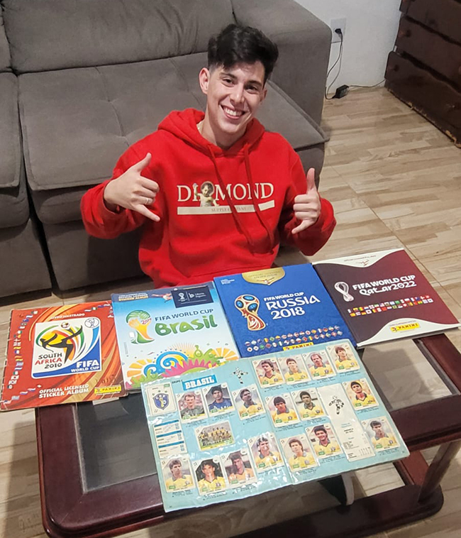 Divulgação - Guilherme e sua coleção de álbuns da Copa do Mundo - Foto: Divulgação Divulgação - Guilherme e sua coleção de álbuns da Copa do Mundo - Foto: Divulgação