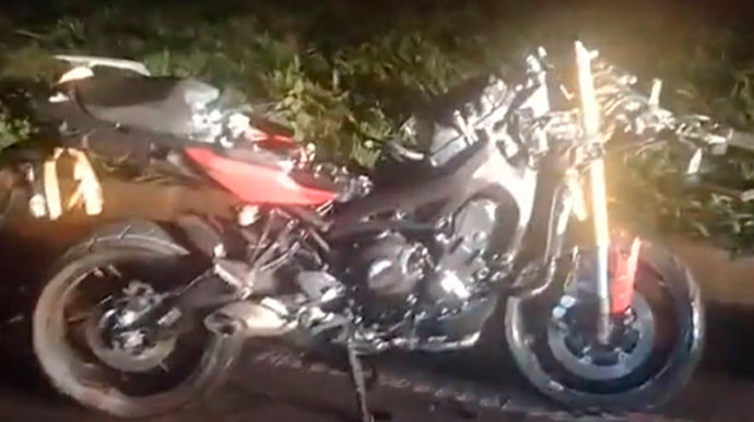 Divulgação - Moto do assisense ficou caída na pista - Foto: Redes sociais Divulgação - Moto do assisense ficou caída na pista - Foto: Redes sociais
