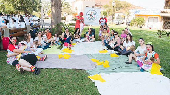 Divulgação - Mães e colaboradores participantes do mamaço - Foto: Divulgação Divulgação - Mães e colaboradores participantes do mamaço - Foto: Divulgação