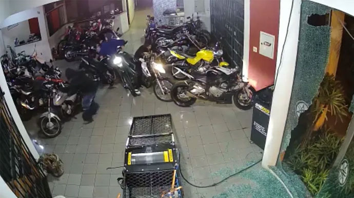 Divulgação - Ação dos criminosos foi durante a madrugada de domingo (4), no centro de Assis (SP) — Foto: Câmeras de segurança/Reprodução Divulgação - Ação dos criminosos foi durante a madrugada de domingo (4), no centro de Assis (SP) — Foto: Câmeras de segurança/Reprodução