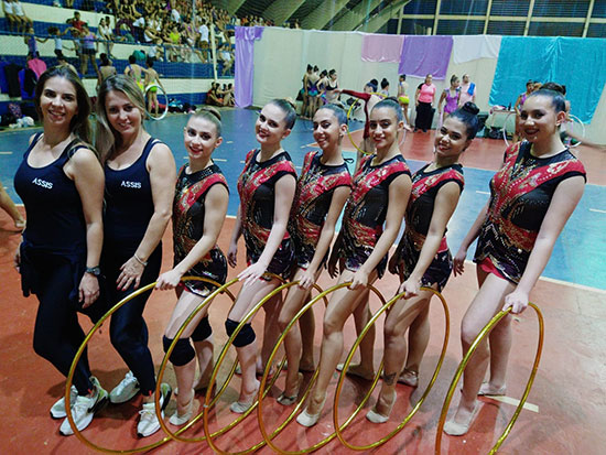 Divulgação - As atletas receberam medalhas de ouro nas apresentações individuais nos aparelhos Bola, Maças e Fita - Foto: Divulgação Divulgação - As atletas receberam medalhas de ouro nas apresentações individuais nos aparelhos Bola, Maças e Fita - Foto: Divulgação
