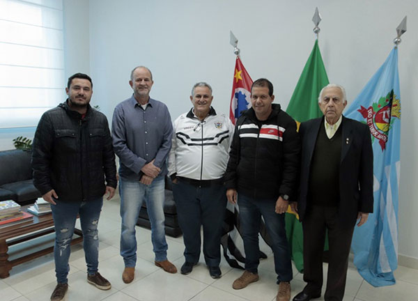 divulgação - Fábio de Mello, presidente do Assisense, prefeito José Fernandes, Lauro Valim, presidente do VOCEM, César Nunes, secretário de Esportes e Aref Sabeh - Foto: Divulgação/Comunicação PMA divulgação - Fábio de Mello, presidente do Assisense, prefeito José Fernandes, Lauro Valim, presidente do VOCEM, César Nunes, secretário de Esportes e Aref Sabeh - Foto: Divulgação/Comunicação PMA