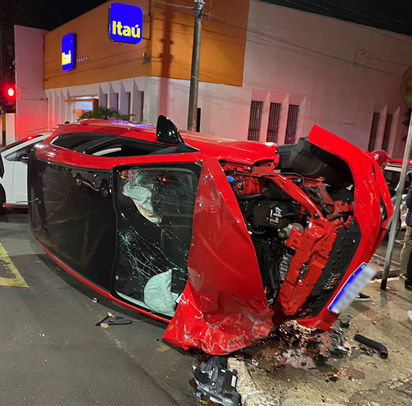 Divulgação - Veículo bateu em um Astra na Rui Barbosa - Foto: Divulgação Divulgação - Veículo bateu em um Astra na Rui Barbosa - Foto: Divulgação