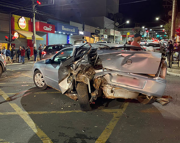 Divulgação - Astra estava parado no semáforo da Avenida Rui Barbosa no momento do acidente - Foto: Divulgação