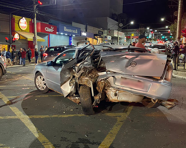 Divulgação - Astra estava parado no semáforo da Avenida Rui Barbosa no momento do acidente - Foto: Divulgação Divulgação - Astra estava parado no semáforo da Avenida Rui Barbosa no momento do acidente - Foto: Divulgação
