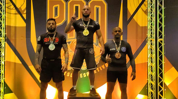 Divulgação - O atleta de Assis em segundo lugar no pódio - Foto: divulgação