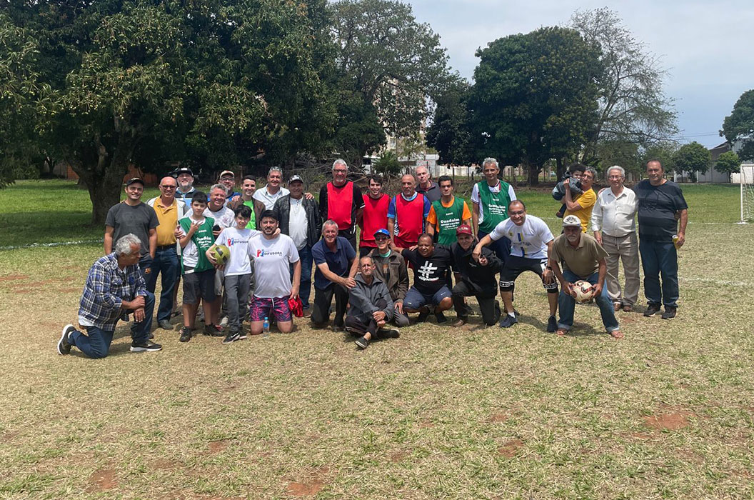 Divulgação - Radialistas e integrantes de outros meios de comunicação da cidade antes da partida de futebol - Foto: José Carlos Carricondo