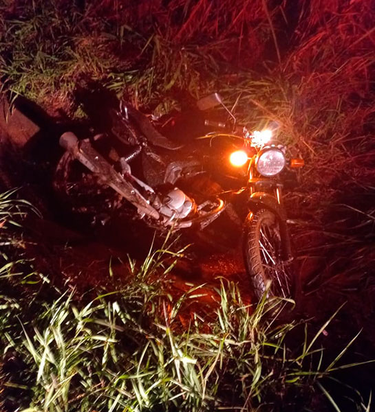 divulgação - Moto foi arremessada para fora da pista - Foto: Divulgação/Arquivo Pessoal divulgação - Moto foi arremessada para fora da pista - Foto: Divulgação/Arquivo Pessoal