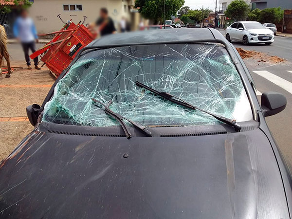 divulgação - Frente do carro ficou destruída com a batida - Foto: Divulgação