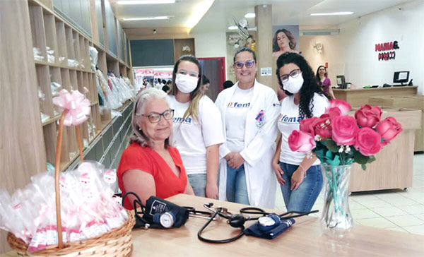 Divulgação - Estudantes de enfermagem e funcionária - Foto: Divulgação