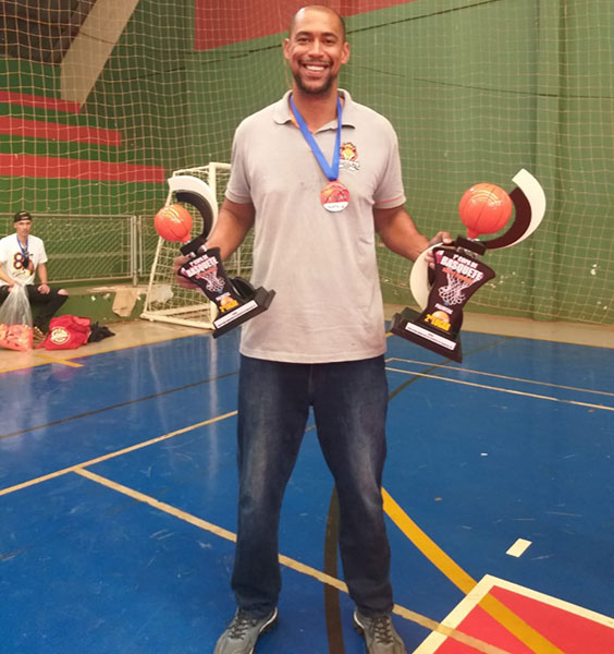 divulgação - O técnico César Fabretti da ANBA - Associação Novo Basquete Assis comemora a conquista - Foto: Assessoria PMA