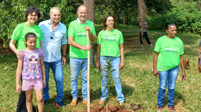 Divulgação - Presidente da Unimed Assis, Dr. Elyseu Palma Boutros ao lado do prefeito José Fernandes, secretária de Meio Ambiente, Ana Paula e população durante o plantio