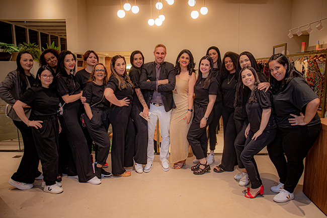 Divulgação - Nilson Melo ao lado da Gisele Barreto, gerente da Cinderela e CND com o time de vendas das lojas - Foto: Divulgação/Diogo Moreira Divulgação - Nilson Melo ao lado da Gisele Barreto, gerente da Cinderela e CND com o time de vendas das lojas - Foto: Divulgação/Diogo Moreira
