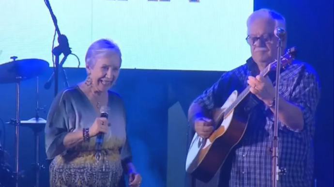 Divulgação - Mary, da dupla As Galvão, retorna aos palcos em evento sertanejo pela 1ª vez desde a morte da irmã — Foto: Fábio Modesto /TV TEM