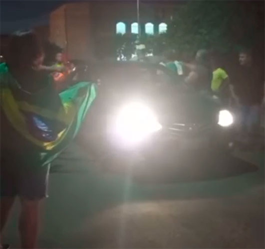 Divulgação - Carro invade manifestação contra o resultado das Eleições 2022 em Assis - Foto: Divulgação Divulgação - Carro invade manifestação contra o resultado das Eleições 2022 em Assis - Foto: Divulgação