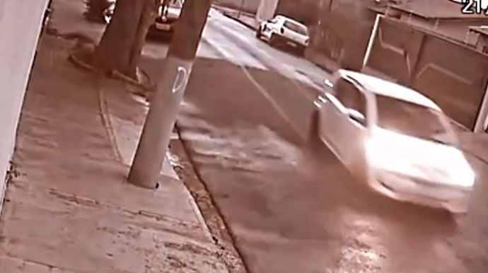 Divulgação - Veículo foge após bater em motociclista e carro estacionado - Foto: Divulgação Divulgação - Veículo foge após bater em motociclista e carro estacionado - Foto: Divulgação