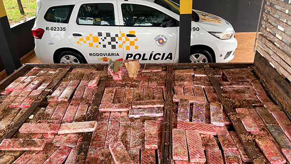 Divulgação - Foram apreendidos 174 tabletes de drogas entre Maconha e Cocaína - Foto: Divulgação/Polícia Rodoviária