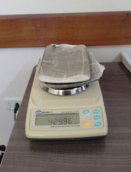 Divulgação - Drogas escondidas na linha da cintura e perna - Foto: Divulgação Divulgação - Drogas escondidas na linha da cintura e perna - Foto: Divulgação