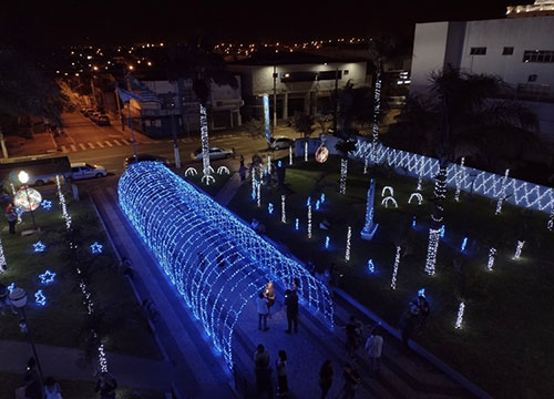 Divulgação - Iluminação no jardim do Paço Municipal no ano de 2021 - Foto: Prefeitura de Assis