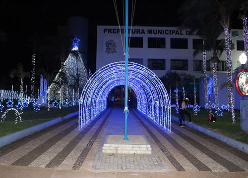 Divulgação - Iluminação no jardim do Paço Municipal no ano de 2021 - Foto: Prefeitura de Assis