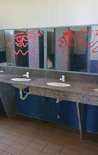 Divulgação - Os banheiros ficaram todos pichados - Foto: Divulgação