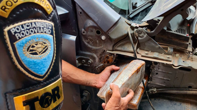 divulgação - Droga estava escondida em fundo falso de veículo - Foto: Divulgação/Polícia Rodoviária