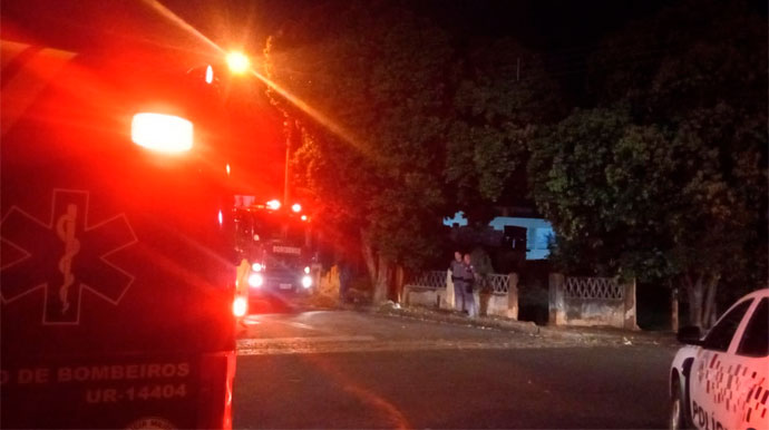 Bombeiros combatem incêndio em casa abandonada em Assis