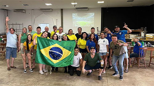 Brasil perde para Camarões, mas avança para oitavas de final