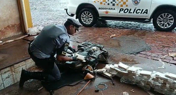 Divulgação - Tabletes de maconha dentro do tanque de combustível - Foto: Divulgação PMR