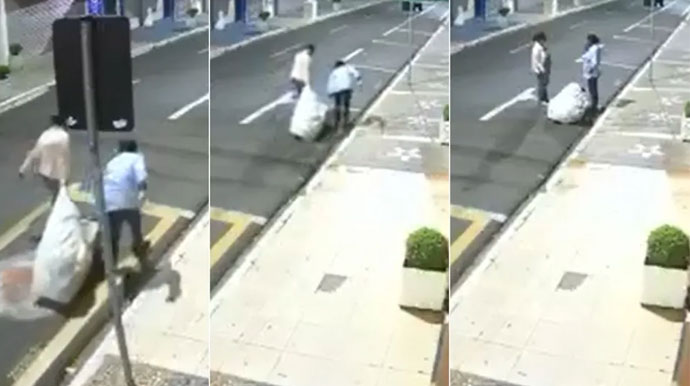 Divulgação - Vídeo mostra mulheres arrastando saco com corpo no centro de Marília — Foto: Circuito de segurança/Reprodução