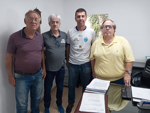 Divulgação - Prof Marques, Prof Wagner, Técnico da equipe Marcio Correia e o Presidente da Federação Paulista de Vôlei Dr. Renato Pera - Foto: Divulgação