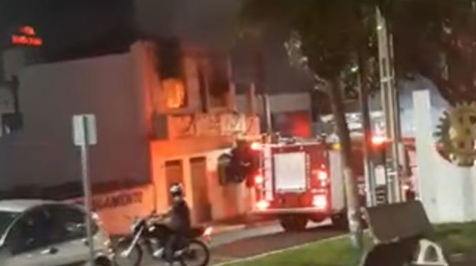 Divulgação - Incêndio atinge antigo prédio comercial no centro de Assis - Foto: redes sociais
