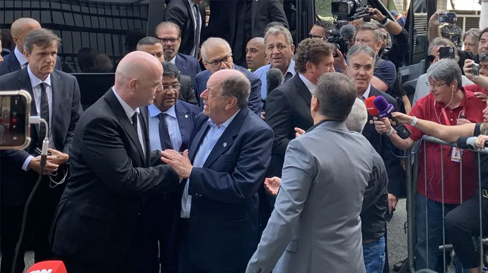 Divulgação - Gianni Infantino chega à Vila Belmiro — Foto: Bruno Giufrida Divulgação - Gianni Infantino chega à Vila Belmiro — Foto: Bruno Giufrida