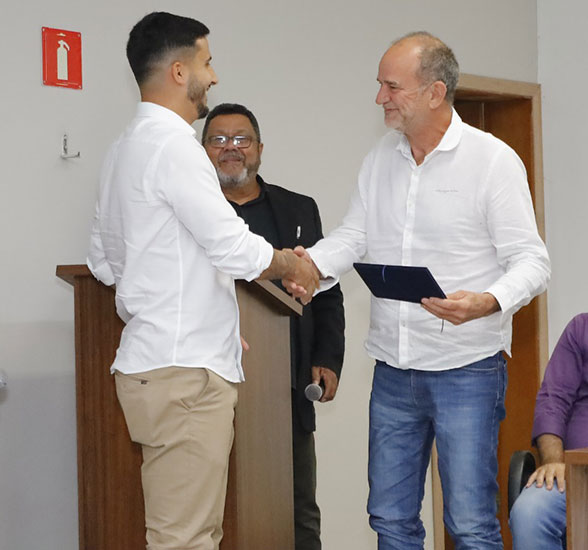 Divulgação - O prefeito José Fernandes recebendo homenagem do VOCEM, durante o evento, pelos trabalhos prestados ao esporte de Assis - Foto: Divulgação Divulgação - O prefeito José Fernandes recebendo homenagem do VOCEM, durante o evento, pelos trabalhos prestados ao esporte de Assis - Foto: Divulgação