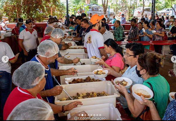 Divulgação - A equipe de voluntários que prepararam toda a alimentação da festa - Foto: rrcomunicação