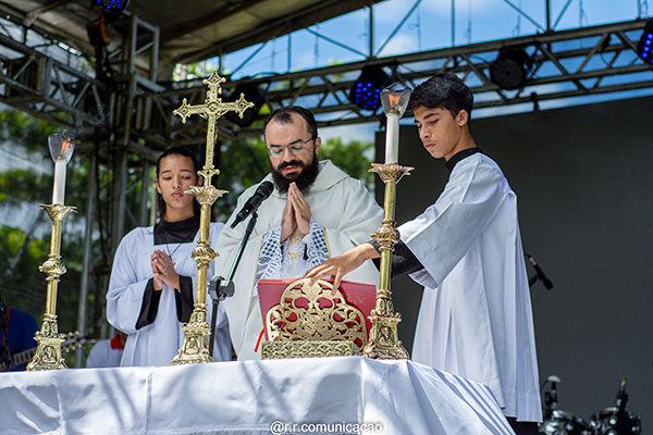 Divulgação - Missa liderada pelo Padre Rodrigo - Foto: RRcomunicação