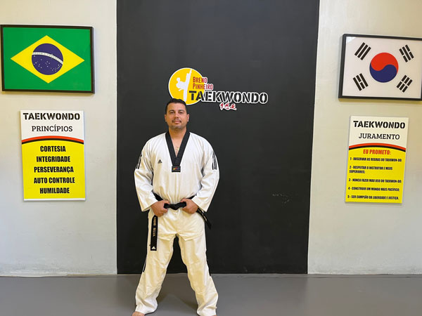 Professor Breno Pinheiro, que além de educador físico e advogado, também é faixa preta e ex-atleta da seleção brasileira de taekwondo
