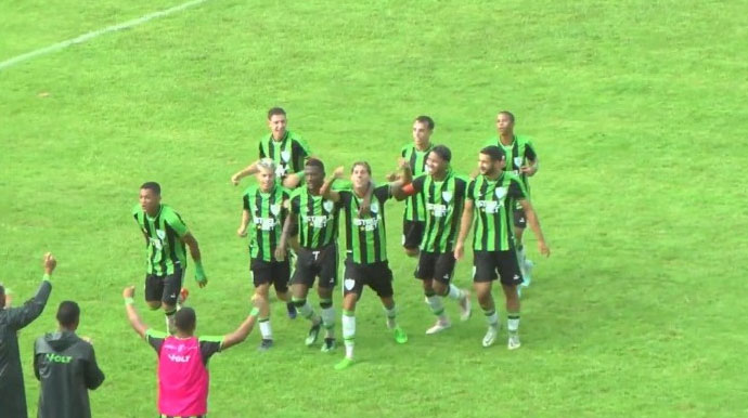 Divulgação - Jogadores do América de MG comemoram primeiro gol na partida - Foto: Reprodução Paulistão Play Divulgação - Jogadores do América de MG comemoram primeiro gol na partida - Foto: Reprodução Paulistão Play