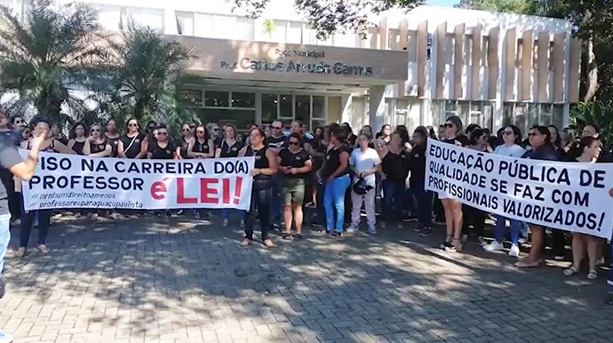 Professores realizam manifestação para reivindicar piso salarial em Paraguaçu